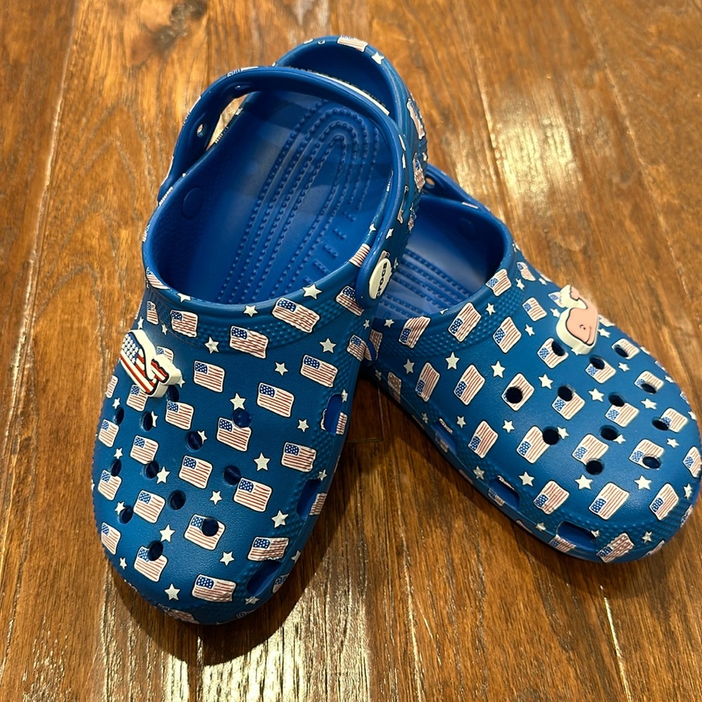 NWOT Youth Vineyard Vines Crocs